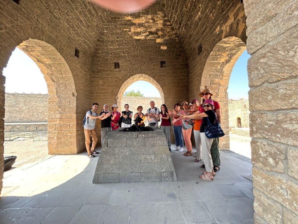 Tempio del Fuoco Atashgah in Azerbaijan, antico luogo di culto zoroastriano visitato durante il viaggio organizzato con Explora nel Mondo Tour Operator.