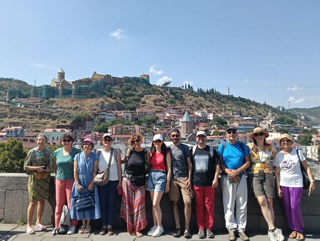 Panorama della capitale Tbilisi in Georgia, tra edifici storici e moderni, durante il viaggio organizzato con Explora nel Mondo Tour Operator.