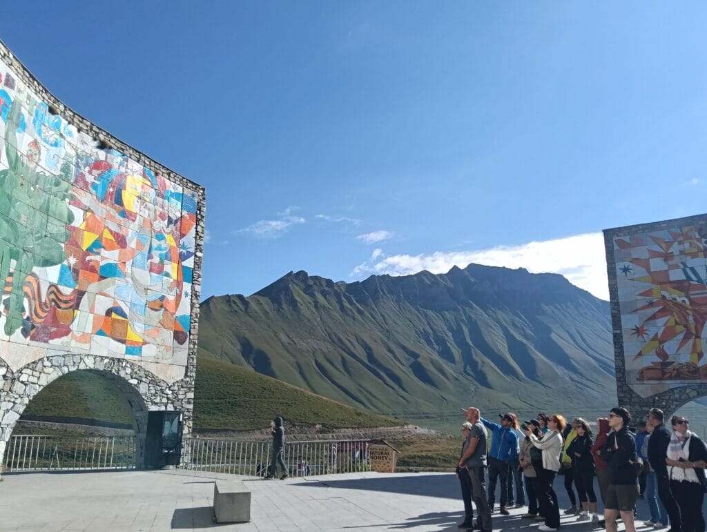 Arco dell’Amicizia dei Popoli in Georgia, monumento coloratissimo inaugurato nel 1983 da Zurab Cereteli, visitato durante il viaggio organizzato con Explora nel Mondo Tour Operator.