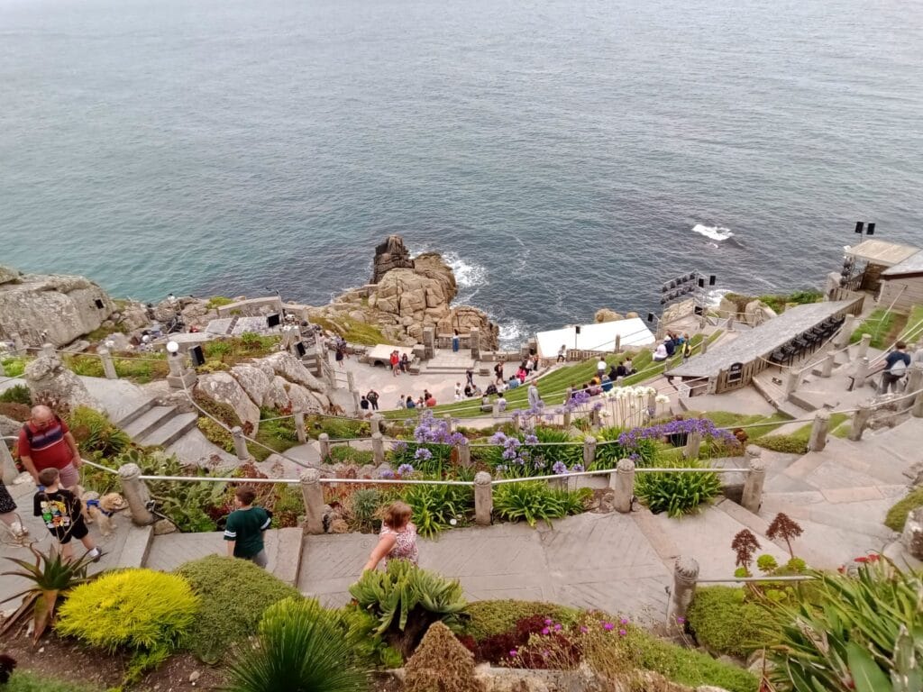 Minack Theatre in Cornovaglia affacciato sull’oceano, lungo i sentieri costieri del South West Coast Path con Explora nel Mondo Tour Operator.