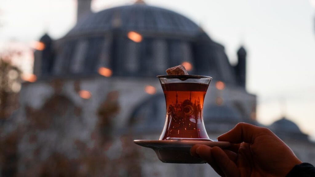 Bicchieri di tè turco serviti in vassoio tradizionale a Istanbul