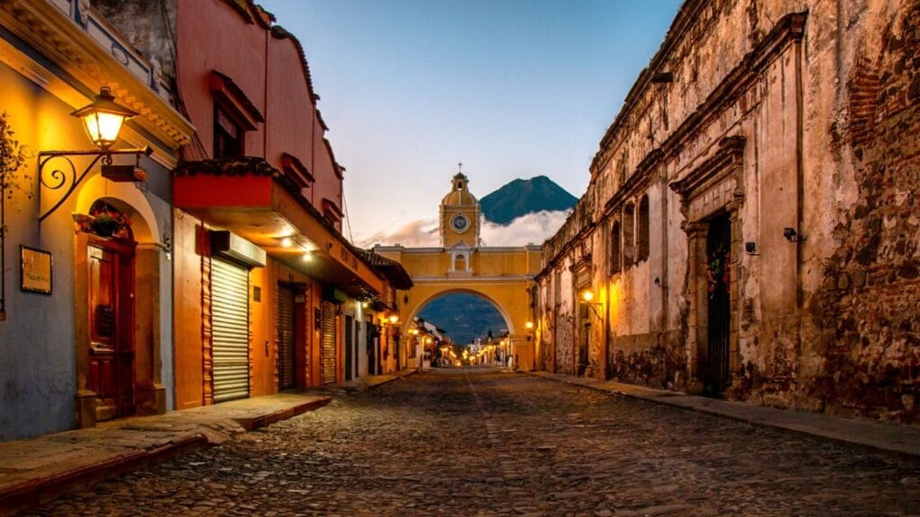 Vista sulla città coloniale di Antigua con i vulcani sullo sfondo