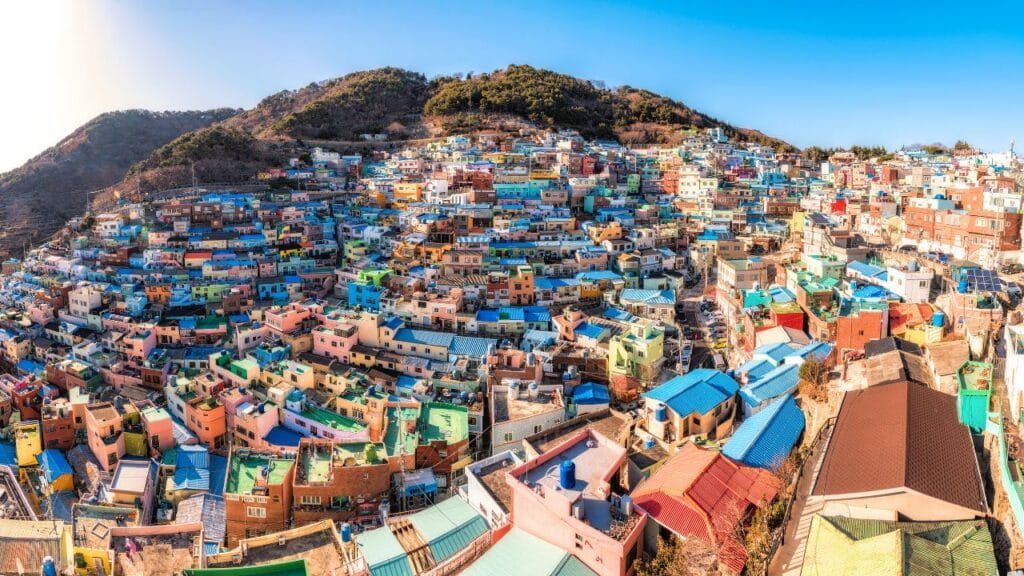 Panoramica delle case colorate e dei murales nel Gamcheon Culture Village a Busan in Corea del Sud.