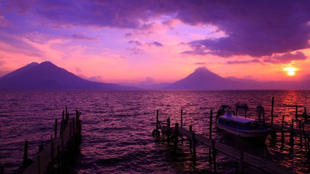 Tramonto sul Lago Atitlán con vulcani sullo sfondo in Guatemala