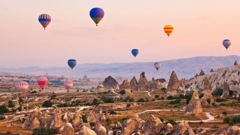 Mongolfiere colorate che sorvolano la Cappadocia all’alba, Turchia