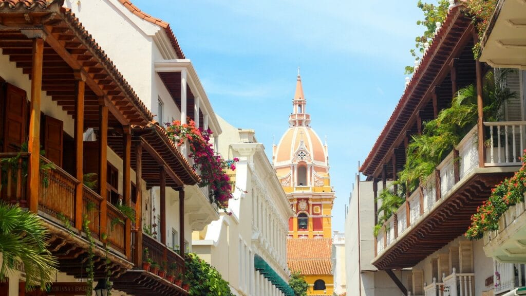 Centro storico di Cartagena con edifici coloniali colorati durante il viaggio organizzato in Colombia dal Tour Operator Esplora nel Mondo Alla Ricerca del Viaggio di Pesaro.