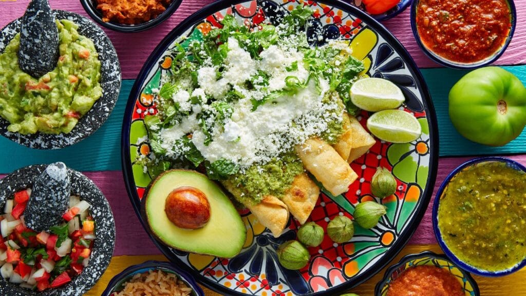 Piatti tipici messicani con tacos, salse e specialità locali