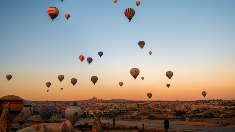 Cappadocia-mongolfiere in volo al tramonto