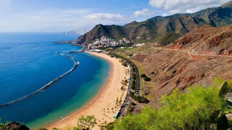 Spiaggia e montagne di Tenerife durante un viaggio trekking di gruppo alle Canarie