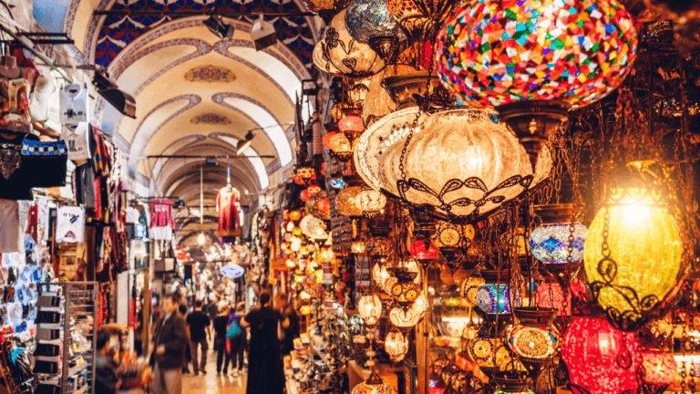 Interno del Gran Bazaar di Istanbul con bancarelle di tessuti e spezie