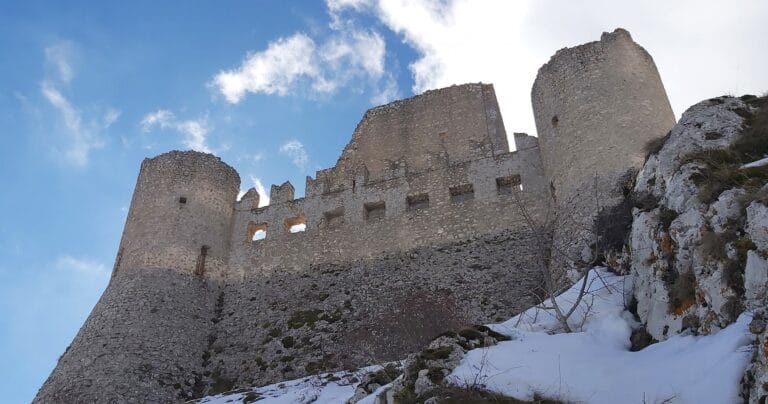 exploranelmondo-viaggiodigruppoabruzzo-viaggiotrekkingdigruppo-abruzzo-roccacalascio