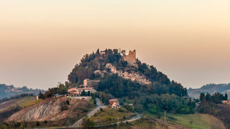 Canossa - Castello di Canossa - Trekking sull'Appennino Reggiano nelle Terre di Canossa in piccolo gruppo con guida ambientale - tour operator Explora nel Mondo