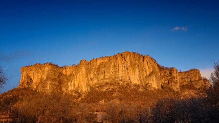 Pietra di Bismantova - Trekking sull'Appennino Reggiano nelle Terre di Canossa in piccolo gruppo con guida ambientale - tour operator Explora nel Mondo