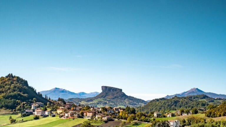 Pietra di Bismantova - Trekking sull'Appennino Reggiano nelle Terre di Canossa in piccolo gruppo con guida ambientale - tour operator Explora nel Mondo