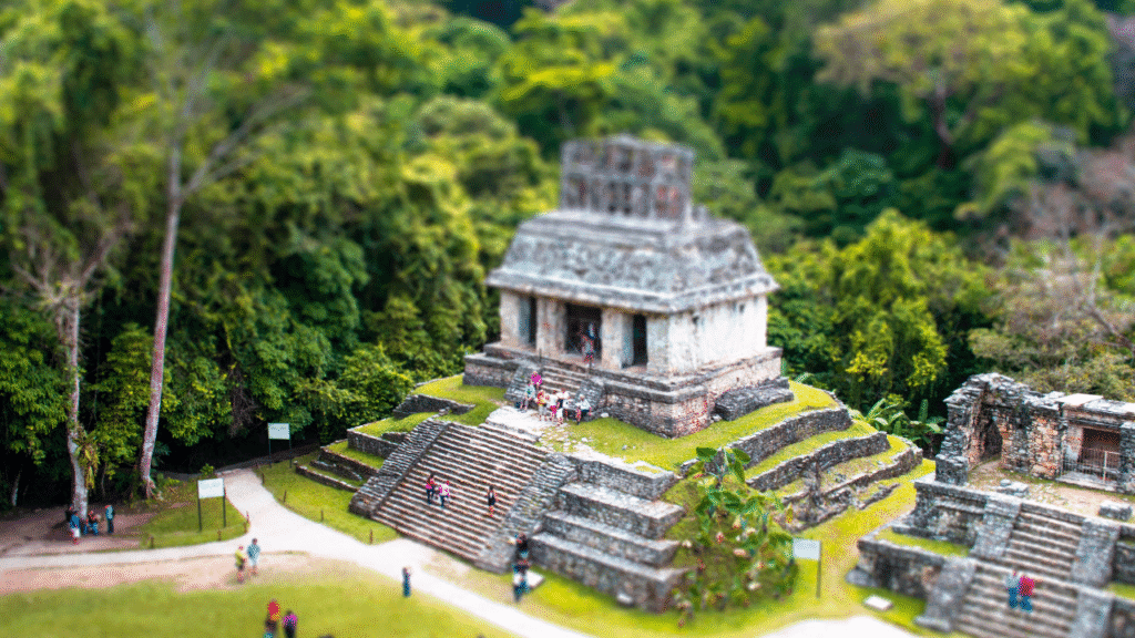 Rovine del sito archeologico di Palenque immerse nella giungla, Chiapas