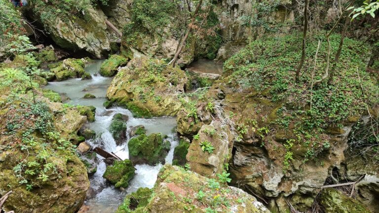 explora-nel-mondo-tour-operator-pesaro-viaggi-di-gruppo-trekking-sentiero-li-vurgacci-marche-italia