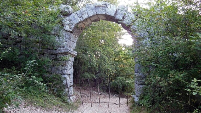 Cammino-di-san-benedetto-Arco-di- Trevi-explora-nel-mondo