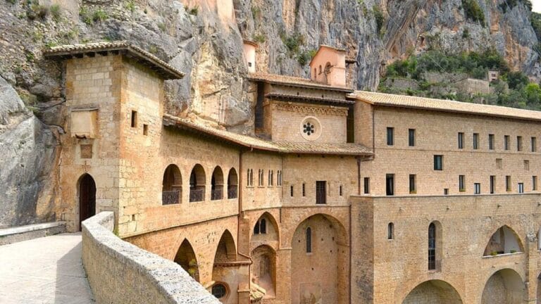 Cammino-di-san-benedetto-explora-nel-mondo-monastero