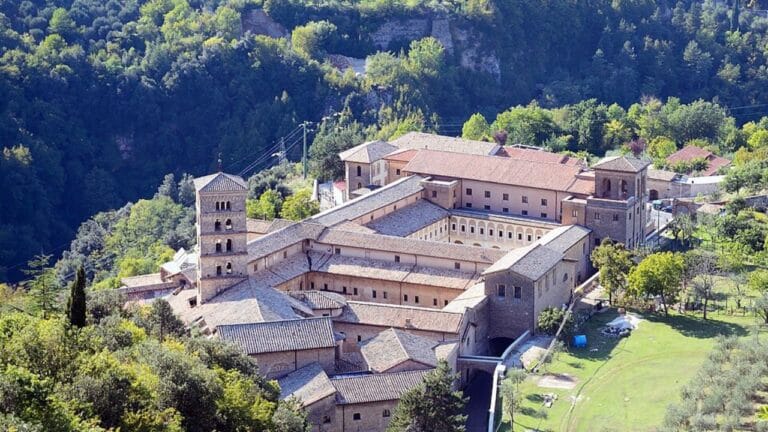 Cammino-di-san-benedetto-exploranelmondo-trekking-Monastero-Santa-Scolastica-Subiaco