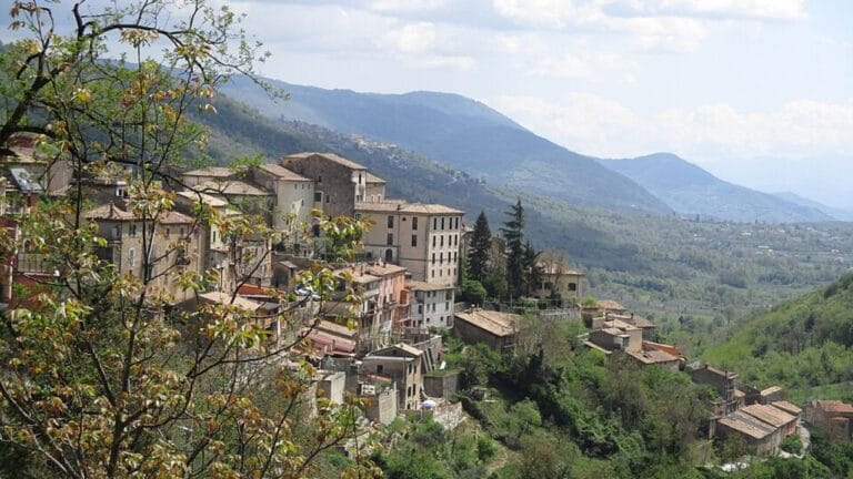 Cammino-di-san-benedetto-guarcino-explora-nel-mondo-trekking-di-gruppo