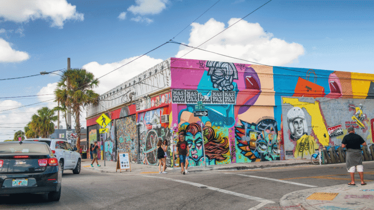 Collage o vista di un grande murale colorato a Wynwood Walls e uno scorcio di Little Havana con insegne tipiche cubane, palme e decorazioni vivaci.