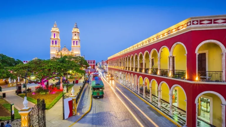 Vista di una strada tipica di Campeche in Messico, con case coloniali colorate nei toni del giallo e del blu, parte del tour in Yucatan di Explora nel Mondo.