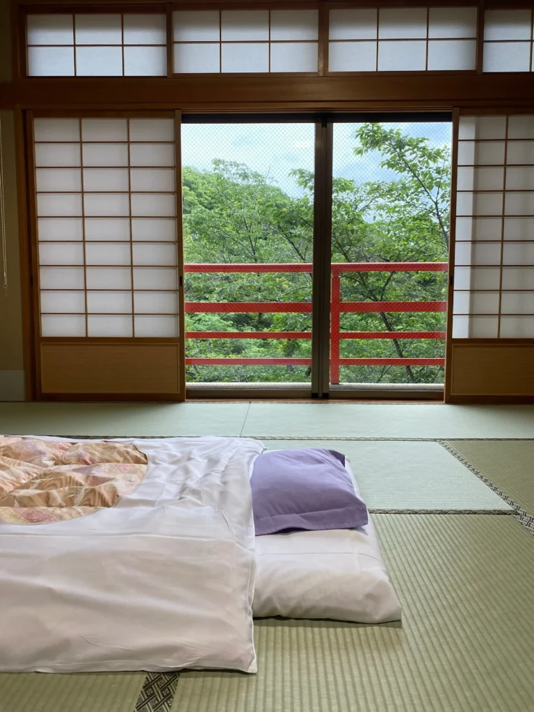 Camera tradizionale giapponese con tatami e futon in un tempio shukubo