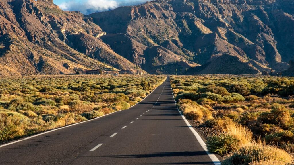 Strada a Tenerife - viaggio a Tenerife, strada tra le montagne 