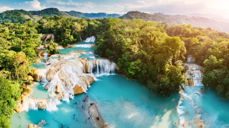 Veduta delle Cascate di Agua Azul in Messico, con ampi salti d'acqua turchese e vegetazione tropicale, tappa del tour in Chiapas e Yucatan di Explora nel Mondo.