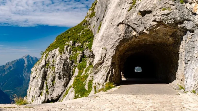 Ingresso di una galleria scavata nella roccia lungo la Strada delle 52 Gallerie sul Monte Pasubio, con panorami spettacolari sulle Prealpi Venete