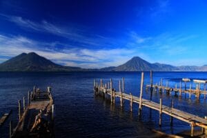 Vulcani circondano il Lago Atitlan in Guatemala