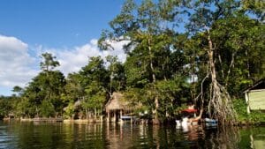 Navigazione Rio Dulce fiume in Gautemala