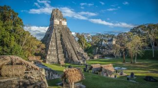 Antiche piramidi Maya immerse nella giungla al sito archeologico di Tikal