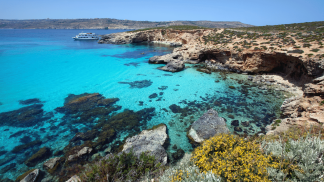 veduta della Blue Lagoon a Comino, Malta, acque turchesi e macchia mediterranea