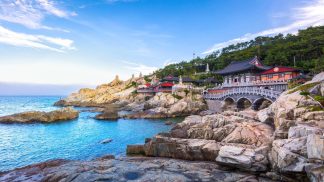 Il tempio buddista Haedong Yonggungsa affacciato sulle onde dell'oceano a Busan