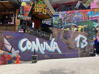 Murales e street art nella Comuna 13 di Medellín, tappa dei viaggi organizzati con Explora nel Mondo Tour Operator.
