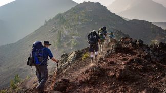 Trekking Tenerife gruppo che cammina sulla cresta