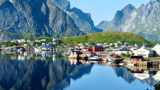 fiordo alle isole Lofoten - Viaggio organizzato in Norvegia dal Tour Operator Alla Ricerca del Viaggio di Pesaro